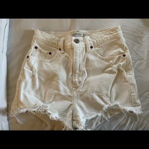 ABERCROMBIE & FITCH DISTRESSED WHITE CURVE LOVE MOM JEAN SHORTS